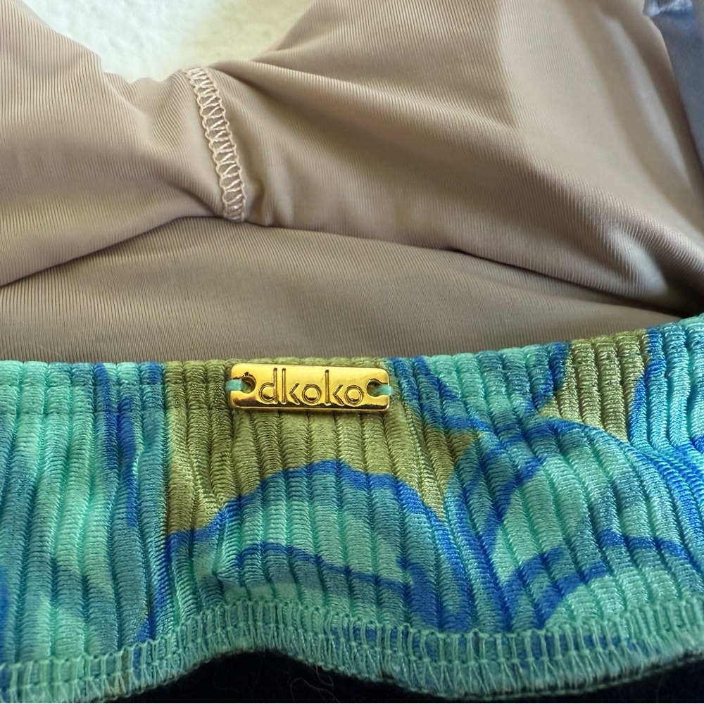 Dkoko Swim - Rare Coral Lust Upcycled Retro Bikini Top - Picture 4 of 5